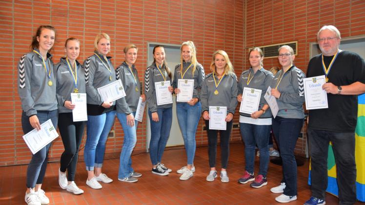 Sie setzten Zeichen in einem schnellen und körperbetonten Sport: die 1. Handball Damen des TSV Ellerau mit ihrem Trainer Hanno Schmedes. 