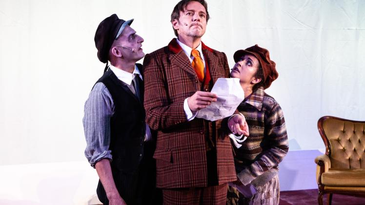 Spannung im Altonaer Theater: Ole Bielfeldt als Sherlock Holmes (Mitte) und Gerd Lukas Storzer sowie Melissa Holley.  