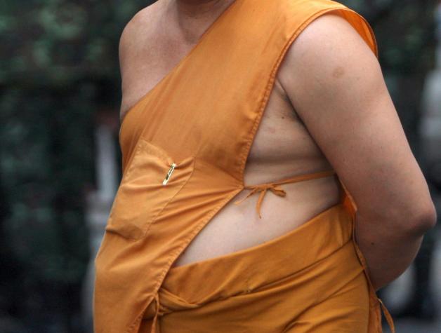 Beinahe die Hälfte aller thailändischen Mönche sind übergewichtig. Schuld daran sind vor allem fettige Mahlzeiten und gezuckerte Getränke, die sie gespendet bekommen. Beinahe die Hälfte aller thailändischen Mönche sind übergewichtig. Schuld daran sind vor allem fettige Mahlzeiten und gezuckerte Getränke, die sie gespendet bekommen.