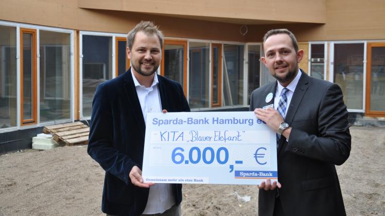 Till Pfaff, Geschäftsführer des Kinderschutzbundes (links), freut sich über die Spende, die ihm vom Filialleiter der Sparda-Bank in Neumünster, Malte Böhling, übergeben wurde.