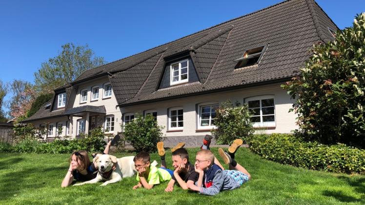 Das Kinderhaus Husby bietet den Bewohnern ein Zuhause. Tabea, Dean, Ian und Leon und der Hund Cardi gehören dazu. 