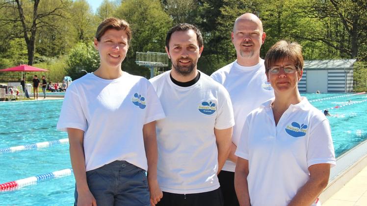 Das vierköpfige Schwimmmeister-Team des Bargteheider Freibades (von rechts): Beatrix Jahn (Betriebsleiterin), Hans-Jörg Ottinger, Wladislaw Keil und Urte Hümmer.