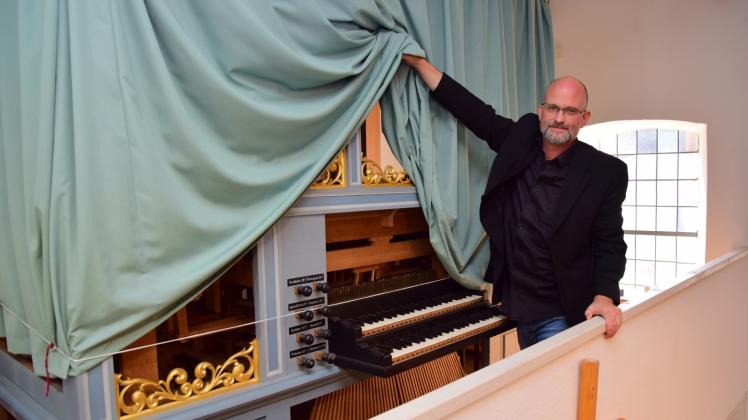 Blick hinter den Vorhang: Pastor Ulrich Ranck zeigt die Orgel, die nicht mehr erklingen soll. 