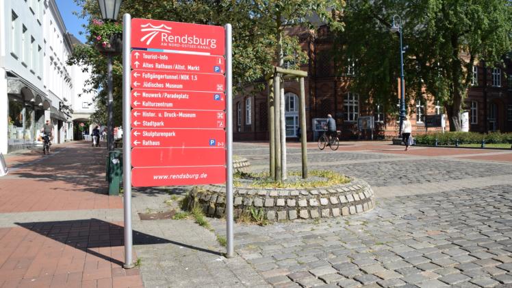 Wo ist was in Rendsburg? Nicht nur die roten Schilder, auch die Tourist-Info im Alten Rathaus hilft weiter. Betrieben wird sie vom insolventen Verein Tourismus Mittelholstein. 