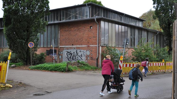 Das Dach der ehemaligen Textilfachschul-Werkhalle am Meßtorffweg ist marode und muss saniert werden.