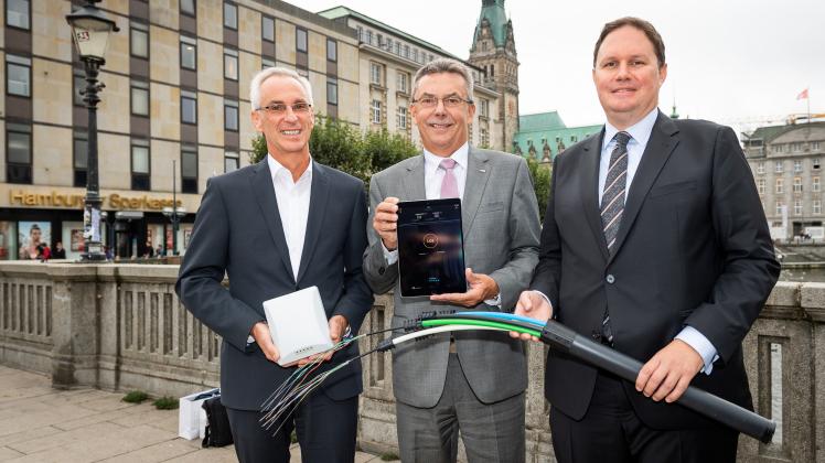 Um Anschluss bemüht: Haspa-Vorstand Jürgen Marquardt (von links), Willy.Tel-Geschäftsführer Bernd  Thielk und Mediensenator Carsten Brosda. 