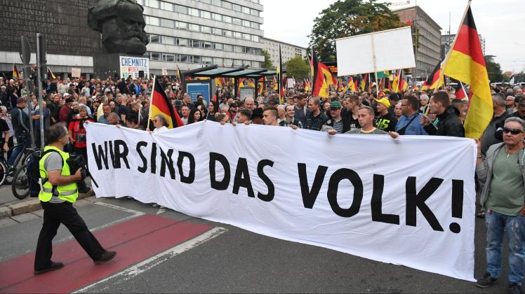 Demonstration des rechtspopulistischen Bündnisses Pro Chemnitz: Demonstrationsteilnehmer halten ein Banner mit der Aufschrift: "Wir sind das Volk!"