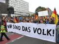 Demonstration des rechtspopulistischen Bündnisses Pro Chemnitz: Demonstrationsteilnehmer halten ein Banner mit der Aufschrift: "Wir sind das Volk!"