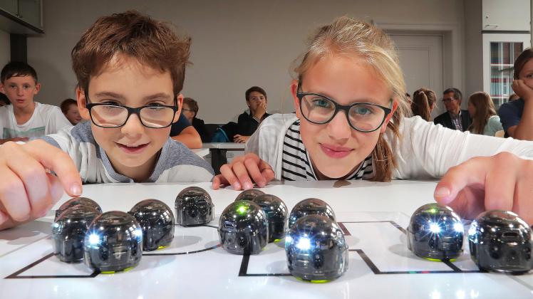 Flensburg Sami und Emma, beide elf Jahre alt, tauchen ein in die digitale Welt.