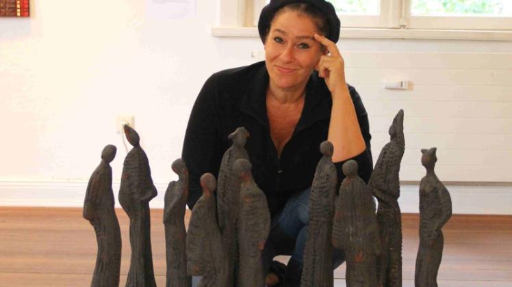 Karin Weissenbacher zeigt in der Ausstellung erstmals ihre reisenden Skulpturen. 