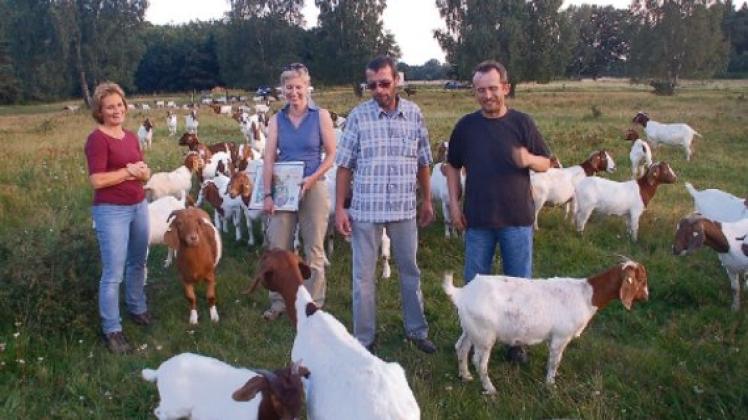 Begrüßen die Ziegenherde (von links): Ute Lange-Friedrichs, Antje Walter, Georg Vogel und Marc Christians. Foto: Möller (2)