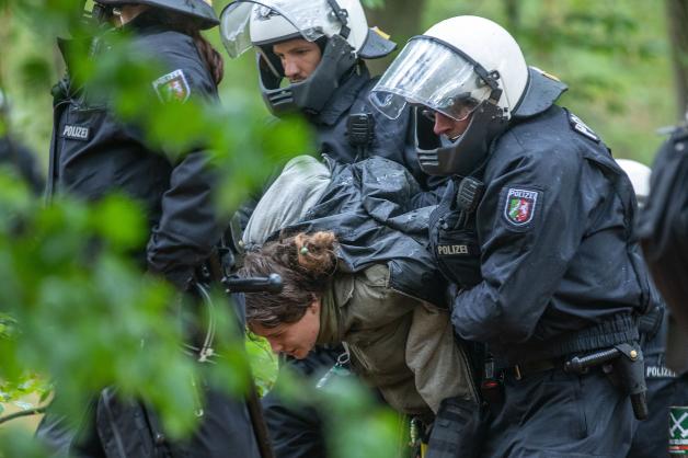Polizisten führen einen der Umweltaktivisten im Hambacher Forst ab. Polizisten führen einen der Umweltaktivisten im Hambacher Forst ab.