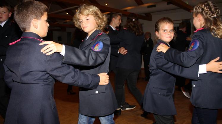 Mit einem flotten Disco-Fox eröffneten die Jugendfeuerwehr-Kinder den Tanz.