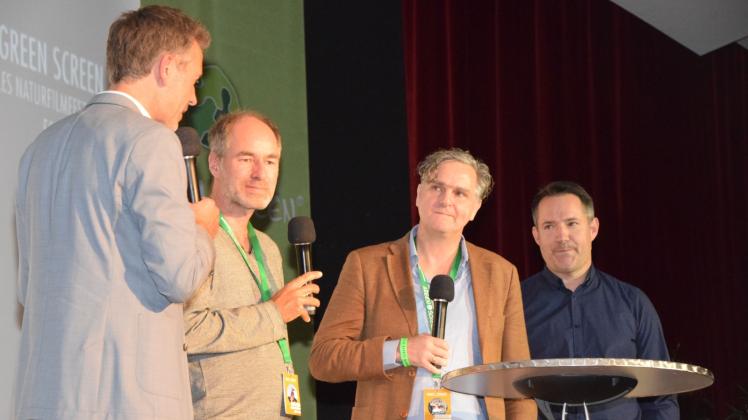 Festivalleiter Dirk Steffens (l.) interviewt die Filmemacher (v. l.) Ivo Nörenberg und Oliver Goetzl und Mitproduzent Tom Synnatzschke.