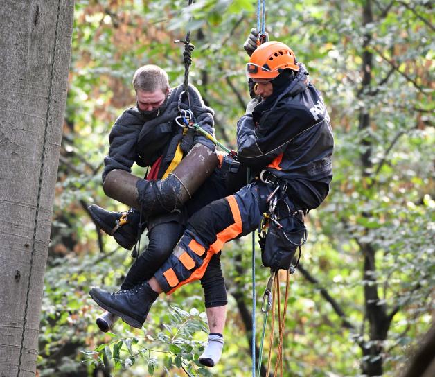 Polizisten seilen im Hambacher Forst einen Aktivisten aus einem Baumhaus ab. Polizisten seilen im Hambacher Forst einen Aktivisten aus einem Baumhaus ab.