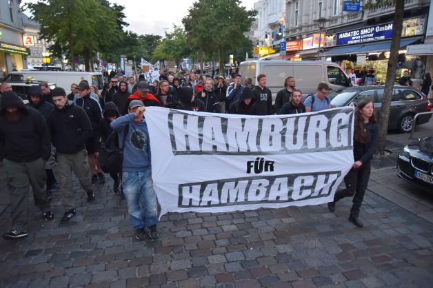 Etwa 200 Personen nahmen an der Demonstration in Hamburg teil. Etwa 200 Personen nahmen an der Demonstration in Hamburg teil.