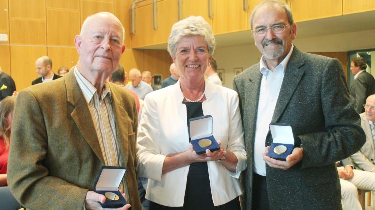 Mit der Ehrenmedaille der Gemeinde Altenholz wurden Dr. Klaus Doden (v.l.), Sylvia Eisenberg und Fritz-Bodo Nitzer beim Jahresempfang der Gemeinde ausgezeichnet. 