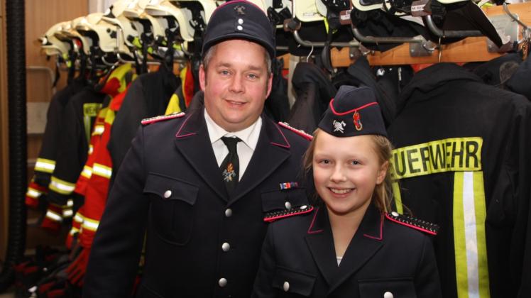 Zwei Generationen Feuerwehr: Vater Michael und Tochter Emelie Brodersen. Fotos: psz 