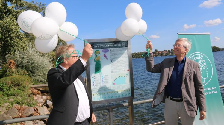 Starteten weiße Luftballons zur Eröffnung des Evolutionspfades in Plön: Professor Dr. Diethard Tautz und Plöns Bürgermeister Lars Winter. 