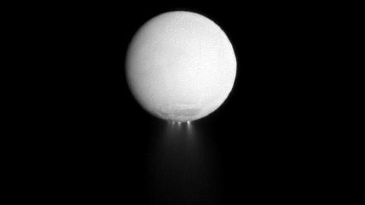 Der Saturnmond Enceladus mit Wasserdampf-Fontänen 