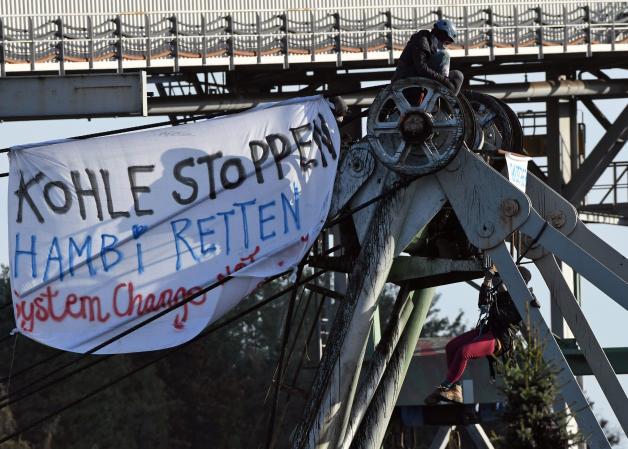 Aktivisten am Braunkohlekraftwerk Niederaußem wollen mit ihrer Aktion den Protest im Hambacher Forst unterstützen. 