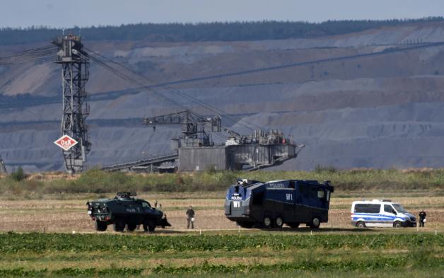Die Räumungsarbeiten im Hambacher Forst wurden am Samstag durch zwei in einem Tunnel befindliche Braunkohlegegner erschwert. Die Räumungsarbeiten im Hambacher Forst wurden am Samstag durch zwei in einem Tunnel befindliche Braunkohlegegner erschwert.