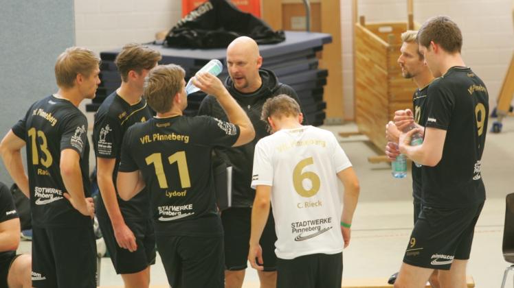 Alles hört auf ihn: Sven Klieme (Mitte) ist der neue Cheftrainer bei den VfL-Volleyballern.