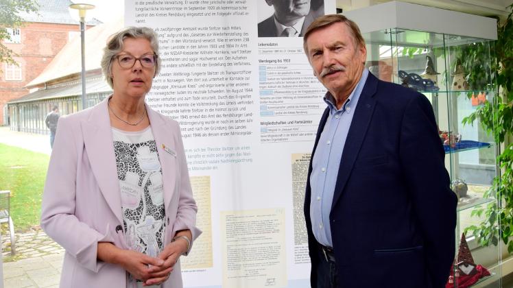 Eröffneten die Ausstellung bei der Volkshochschule: Kreispräsidentin Dr. Juliane Rumpf und Günter Neugebauer vom Verein „Gegen Vergessen - Für Demokratie“. 