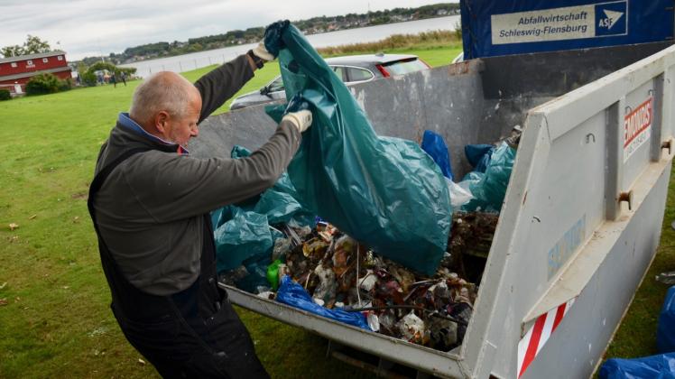 Containerweise kam wild entsorgter Müll zusammen: Auch Initiator Carsten Petersen hatte alle Hände voll zu tun. Fotos: Weiss 