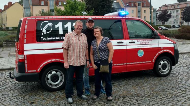 150 Jahre Feuerwehr Lulu: Besuch aus Amerika. Fire Marshal Mike Hartman mit seiner Frau Karen und David Rieland.  
