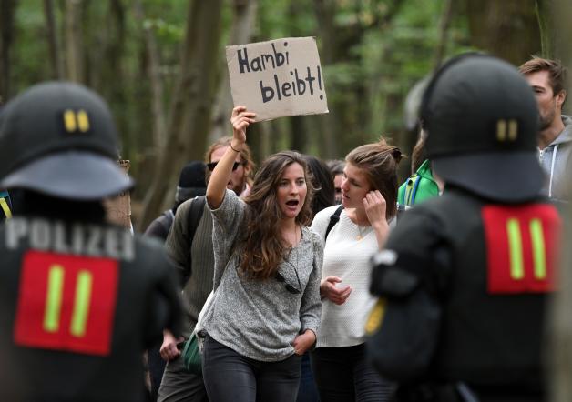 Teilnehmer einer Demonstration gegen die Räumung und die geplante Rodung des Hambacher Forstes, die vorbei an den Polizeiketten in den Hambacher Forst gekommen sind, halten in der Nähe des Baumhausdorfes «Oaktown» eine Kundgebung ab. 