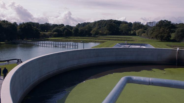 Blick über einen der beiden Schmutzwasserreaktoren. Drei der ursprünglichen Klärteiche werden im neuen Anlagenbetrieb nicht mehr benötigt, daher gibt es einen Teich „nur für die Natur“ (l.). 