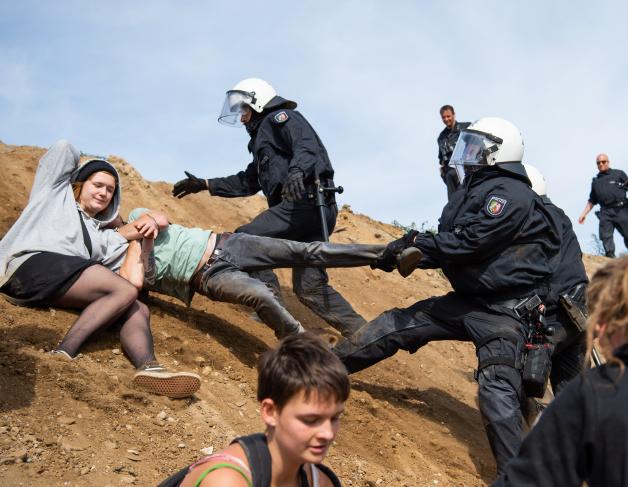 Teilnehmer einer Demonstration gegen die Rodung des Hambacher Forsts versuchen über einen Wall in den Wald zu kommen und werden von der Polizei gehalten. Teilnehmer einer Demonstration gegen die Rodung des Hambacher Forsts versuchen über einen Wall in den Wald zu kommen und werden von der Polizei gehalten.
