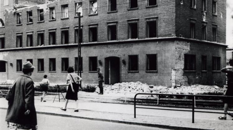 Am 2. Juni 1966 begann der Abriss des Wasserstraßenhauptamtes. Der nach einem Entwurf von Kurt Tauscher 1951 errichtete erste Neubau in der Langen Straße war nach einem im Mai 1953 gefassten Beschluss, die Straße müsse mindestens 60 Meter breit sein, zu einem Verkehrshindernis geworden. An seiner Stelle entstand 1967/69 das Hochhaus mit der Warnow-Apotheke.