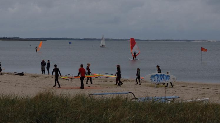 Am Strand in Munkmarsch macht sich eine Gruppe von Surfschülern bereit. 