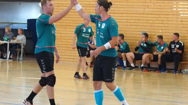 Steffen Humboldt (r.) und Dennis Futterlieb klatschen ab. Steffen Humboldt (r.) und Dennis Futterlieb klatschen ab.