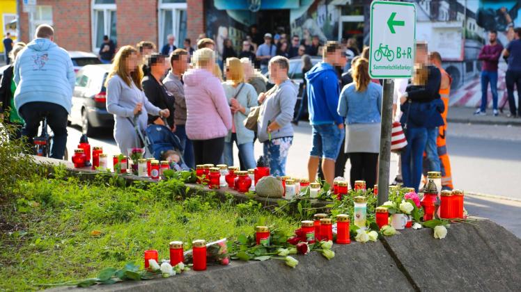 Rund 40 Menschen kamen  am späten Montagnachmittag im Gedenken an den getöteten junge n Mann.
