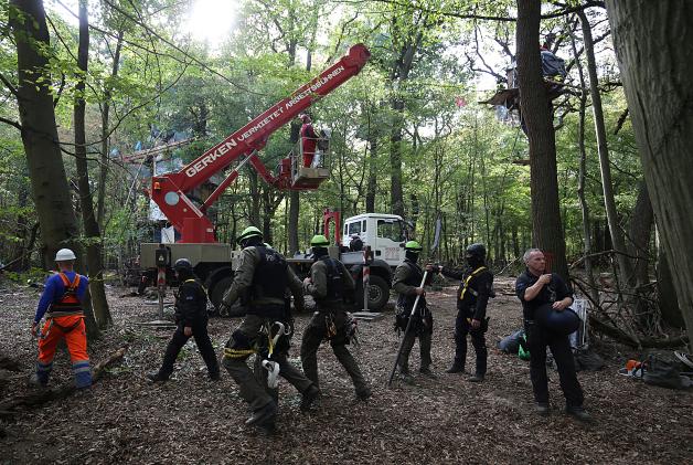 Polizisten einer Spezialeinheit bereiten am Montag die Räumung eines Baumhauses im Hambacher Forst vor. Polizisten einer Spezialeinheit bereiten am Montag die Räumung eines Baumhauses im Hambacher Forst vor.