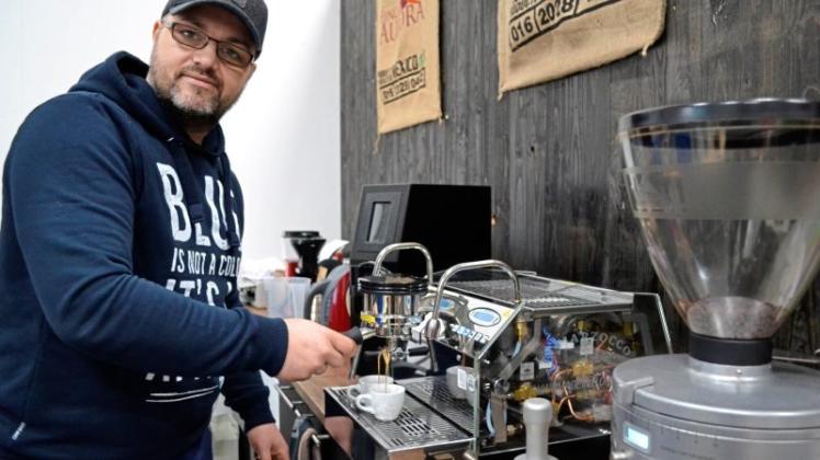 In seiner Kaffeerösterei „Tiefschwarz“ setzt Benjamin Rasch auf hochwertigen Kaffee, der auch dem Erzeuger zugutekommt. Sieben Sorten vertreibt er über den Werksverkauf. 