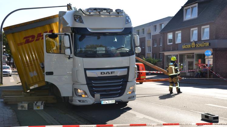 In Pinneberg ist am Dienstagnachmittag ein LKW auf den Gehweg gerutscht.