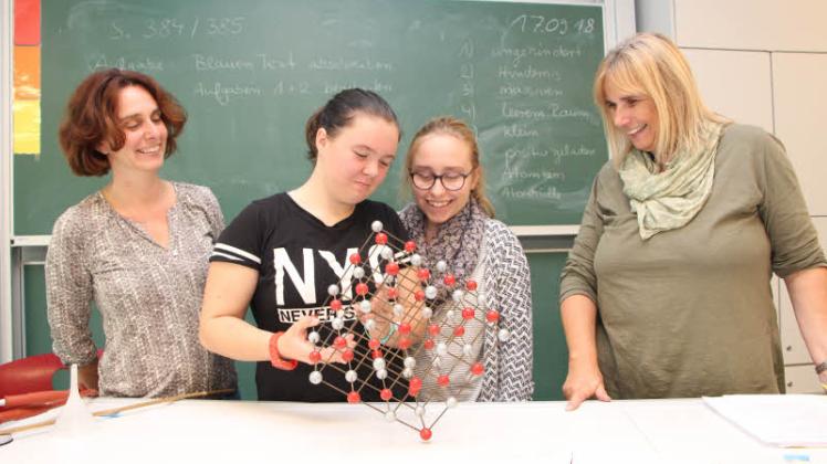Die Schülerinnen Melina und Lea-Sophie (Mitte, von links) erklären Ulrike Mangold (links) und Kirsten Koppelmann (rechts) den Aufbau eines Atoms. Die Neuntklässlerinnen arbeiten aktuell an einer Projektpräsentation zum Thema Atomkraftwerk.