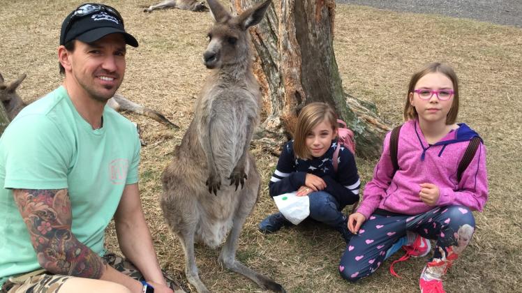 Sven Wittchen gemeinsam mit seinen beiden Töchter Arwen (M.) und Adeline. Bei ihnen das australische Tier schlechthin. Ein Känguru.