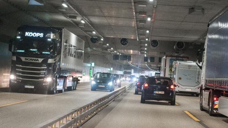 Seit rund drei Monaten rollt der Verkehr auf der A7 bei Schnelsen in beiden Fahrtrichtungen durch einen Lärmschutztunnel. 