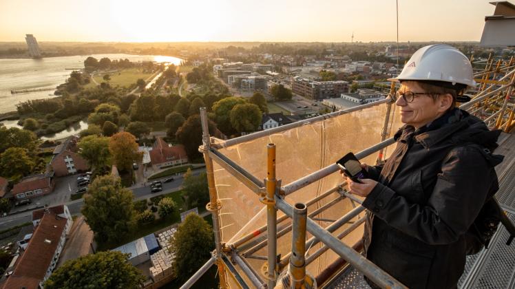 Pröpstin Johanna Lenz-Aude wagte sich in luftige Höhe – und war völlig begeistert vom Blick über Schleswig. Fotos: Marcus Dewanger 