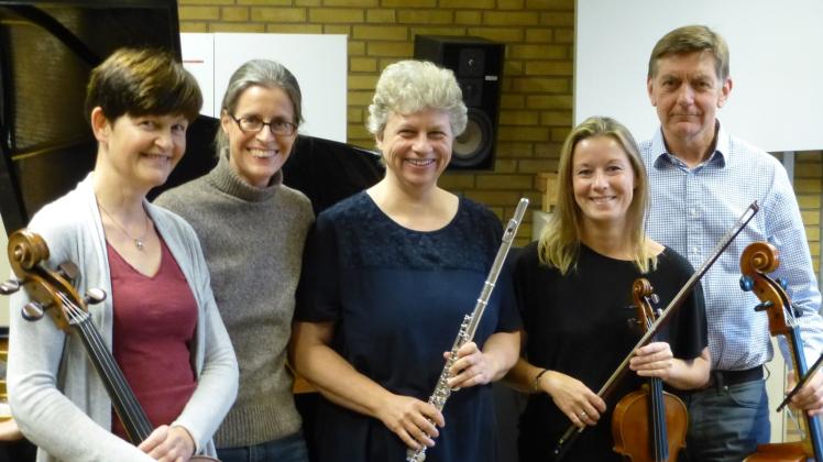  Dozenten-Team:Christiane Reiling (Cello), Nici Juhl (Klavier), Kerstin Garthe (Querflöte), Anikó Elter-Maaß (Violine), Johannes Turnbull (Cello).