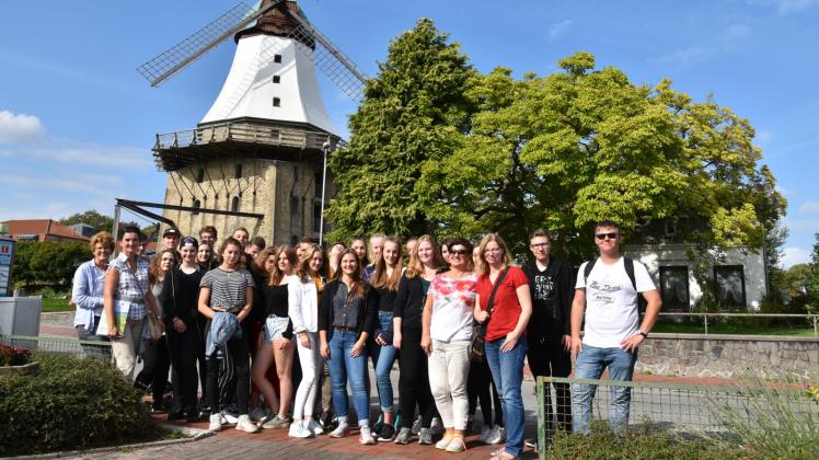 Die Mühle „Amanda“ durfte beim Rundgang durch Kappeln nicht fehlen: Die Schüler und Lehrerinnen der Klaus-Harms-Schule zeigten ihren Gästen aus Dabrowa Gornicza gestern ihre Heimatstadt.