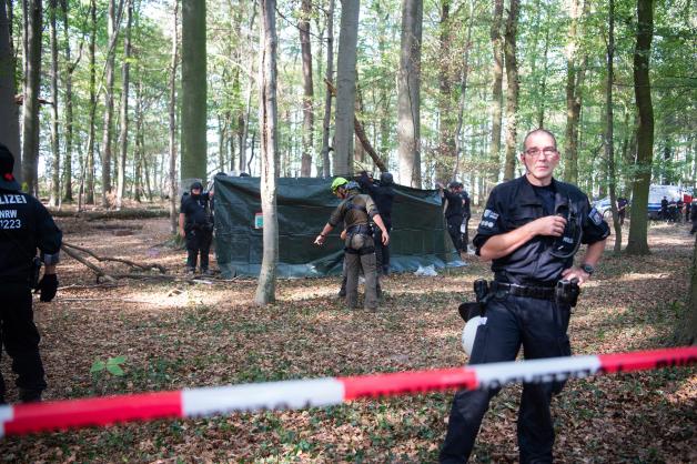 Abgeschirmter Einsatz: Notärzte und Sanitäter haben den schwerst verletzten Mann nicht retten können. Abgeschirmter Einsatz: Notärzte und Sanitäter haben den schwerst verletzten Mann nicht retten können.