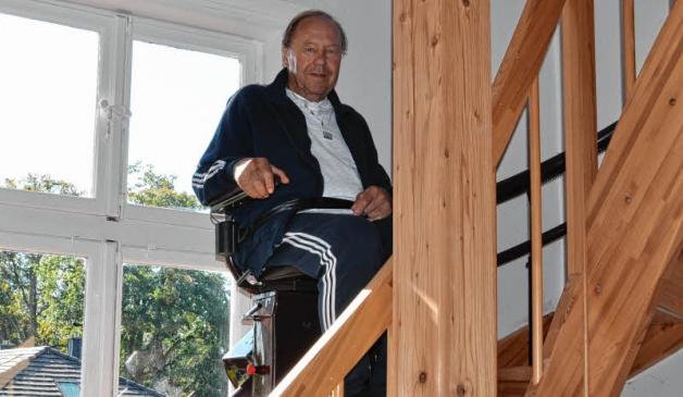 Karl-Heinz Behnke fährt gerne Treppenlift. 