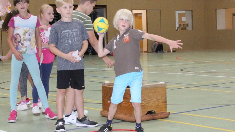 An vier Stationen  lernten die Kinder Grundlagen des Handballs kennen. Fotos: rha 