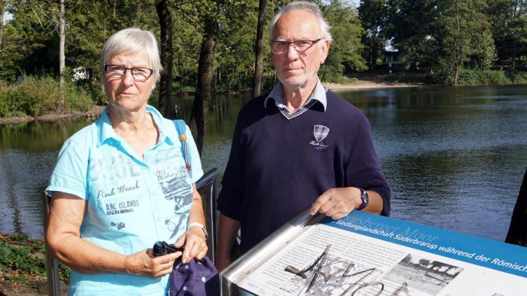 Helmut Lax und Naturwanderfreundin Anne-Eva Schmidt an einer beschmierten Hinweistafel.  